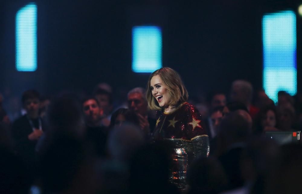 La cantante Adele recibió el ''Brit Award'' a mejor disco en una gala en la que también se rindió homenaje a David Bowie.