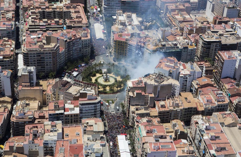 INFORMACIÓN fotografía la mascletà de Fuegos Artificiales del Mediterráneo desde el helicóptero de vigilancia de la Policía Nacional