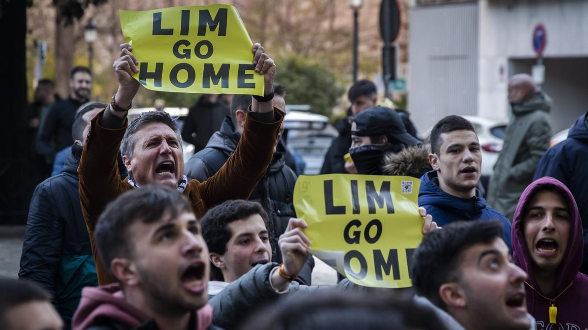 Protesta contra Meriton y Peter Lim ante las oficinas del Valencia CF