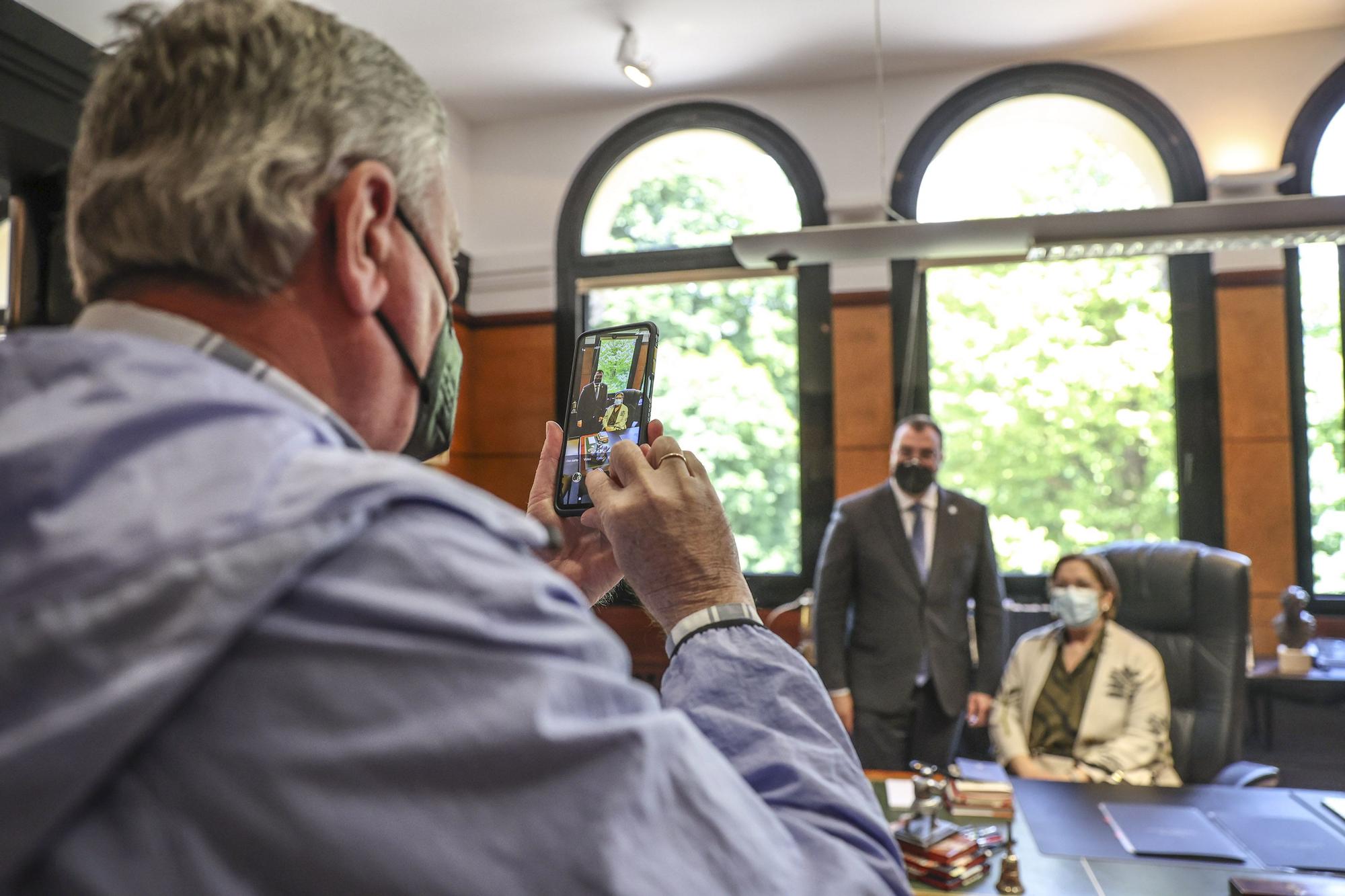 Así fue la visita guiada por Barbón a "la casa" presidencial para los lectores de LA NUEVA ESPAÑA