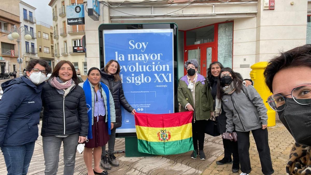 Las mujeres bolivianas junto a la concejal (a la derecha) y las técnicas del ayuntamiento