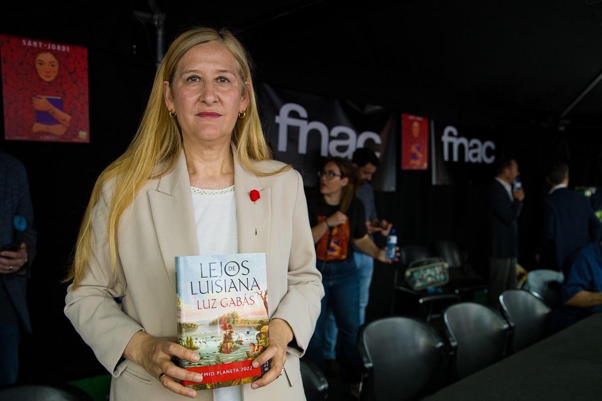 La novelista Luz Gabás firma ejemplares de su libro ’Lejos Luisiana’ durante la celebración del Día Internacional del Libro, a 23 de abril de 2023, en Barcelona
