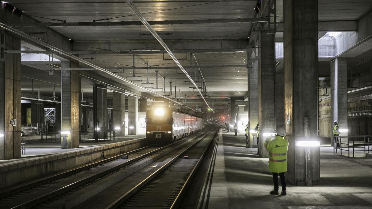 Primeros trenes con pasajeros (R-1) por las vías de la Sagrera, el pasado diciembre.