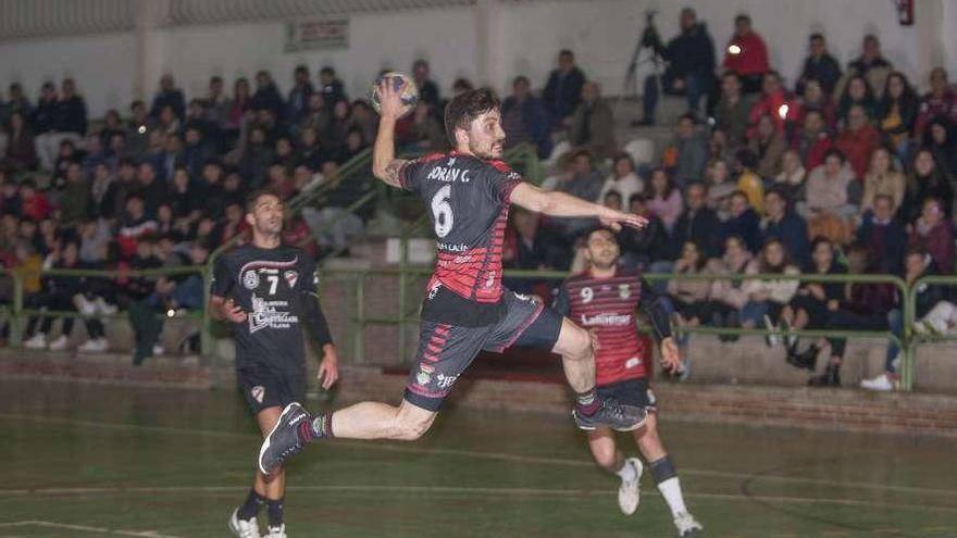 Adrián arma el brazo en un lanzamiento por elevación, ayer, en el polideportivo de Lalín. // Bernabé/Ana Agra