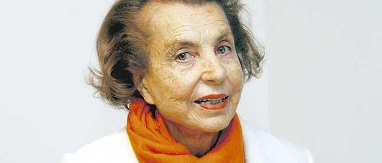 La caída sufrida por Liliane Bettencourt en su mansión de Formentor en 2006 obligó a trasladarla a Francia, y se ha tomado como el punto de partida de los problemas mentales que anulan las donaciones efectuadas a su amigo íntimo François Banier, 25 años más joven.