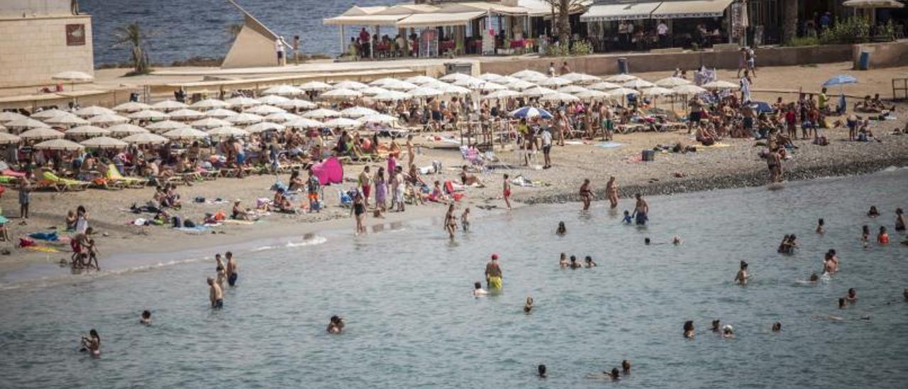 Imagen de la zona más turística de la isla de Tabarca, durante un día del verano previo a la pandemia.  | PILAR CORTÉS