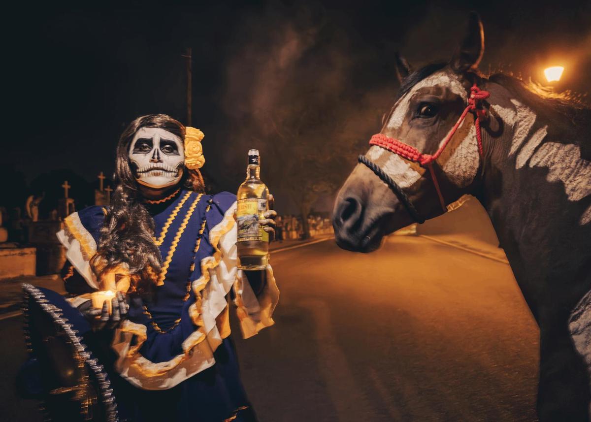 Mérida, México. Una joven disfrazada de Catrina posa junto a un caballo pintado durante una producción fotográfica en el cementerio de la ciudad, para el Día de Muertos. Me crucé con ellos por casualidad y terminamos conversando largo sobre esta tradición, uno de esos encuentros que solo el azar de estar en el lugar correcto puede regalar. (iPhone 14 Pro)