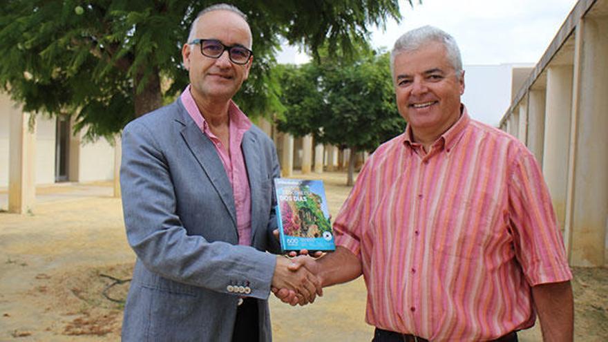 Rafael Muñoz, vicerrector de Campus y Sosteniblidad, y Juan Carrasco, ganador del primero de los 8 retos del proyecto &quot;MueveteporlaUA&quot;