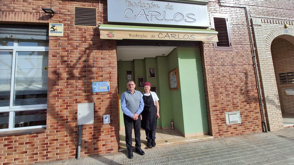 Carlos y su esposa Chelo regentan el restaurante Bodegón de Carlos desde el 2005 y en marzo cerrará sus puertas por jubilación.