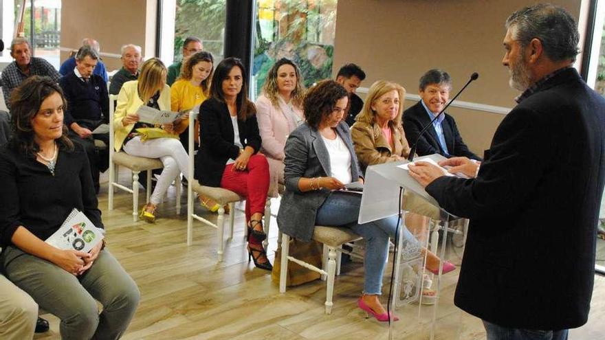 César Díaz, de pie a la derecha, en la presentación del concurso de ganado.