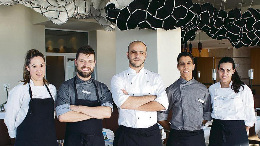 Corchado, en el centro, con el equipo de cocina de Valbusenda.