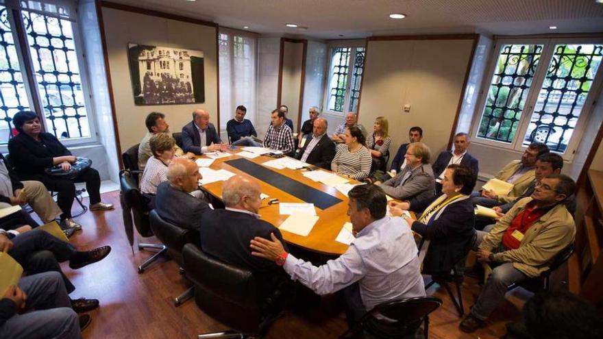 Reunión de Luis Venta y Matías Feito con ganaderos y dirigentes locales del PP, ayer en la Junta.