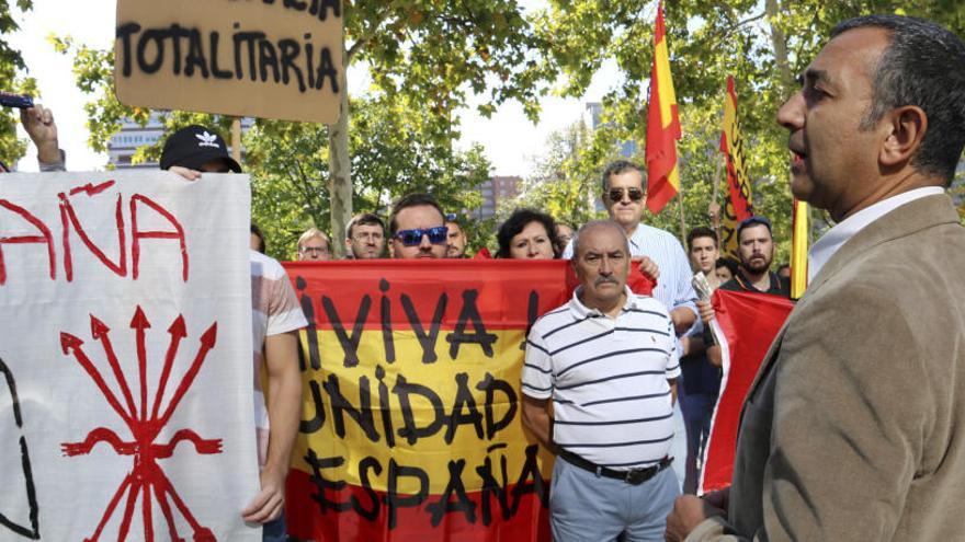 El President de La Falange, Manuel Andrino, dirigint-se a uns manifestants l&#039;any 2017