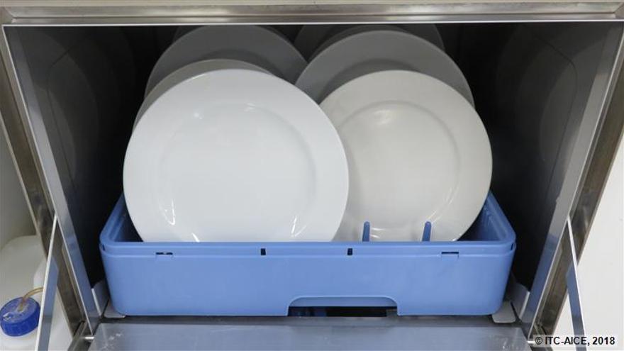 Los platos de porcelana brillan más que la loza inglesa