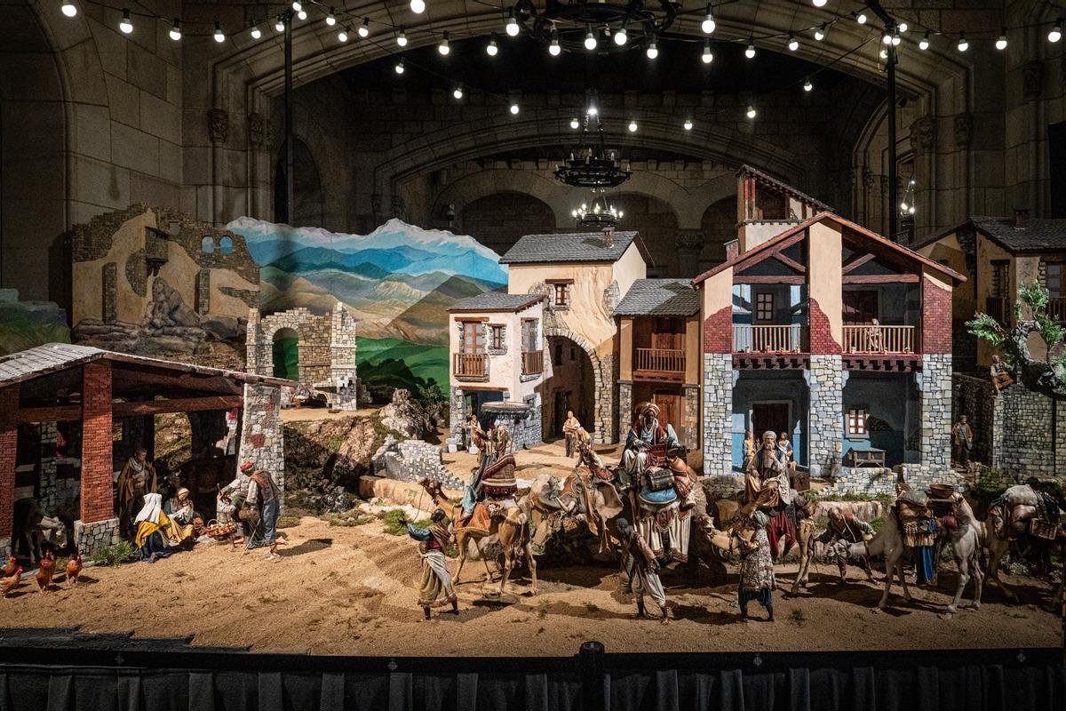 Barcelona estrena un belén tradicional más grande que nunca en la plaza Sant Jaume