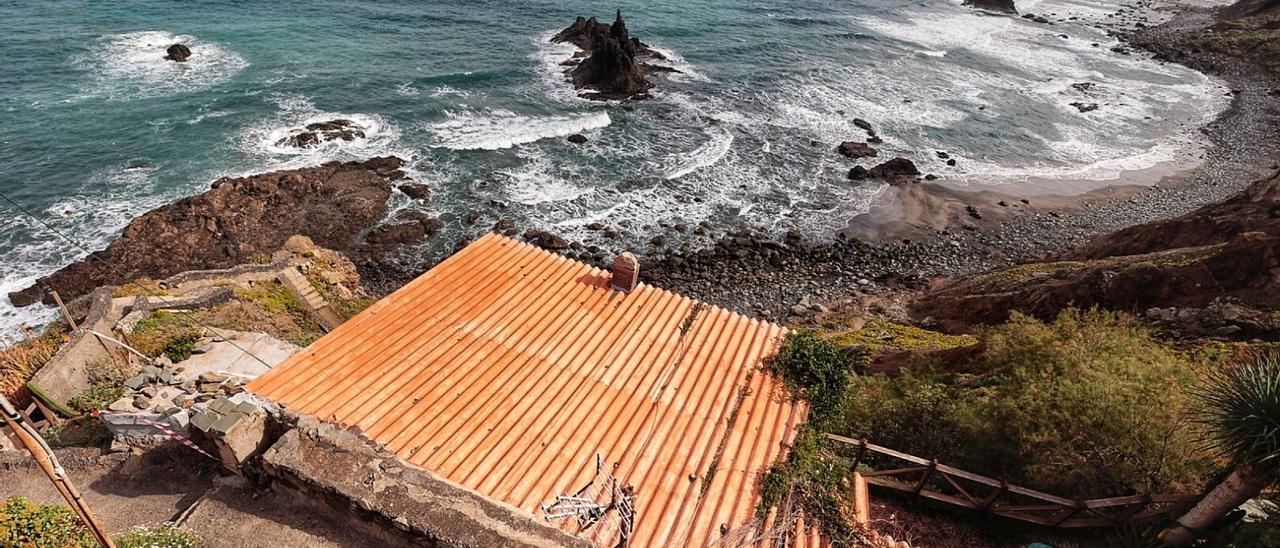 Playa de Benijo, al fondo a la derecha está la playa de Fabián