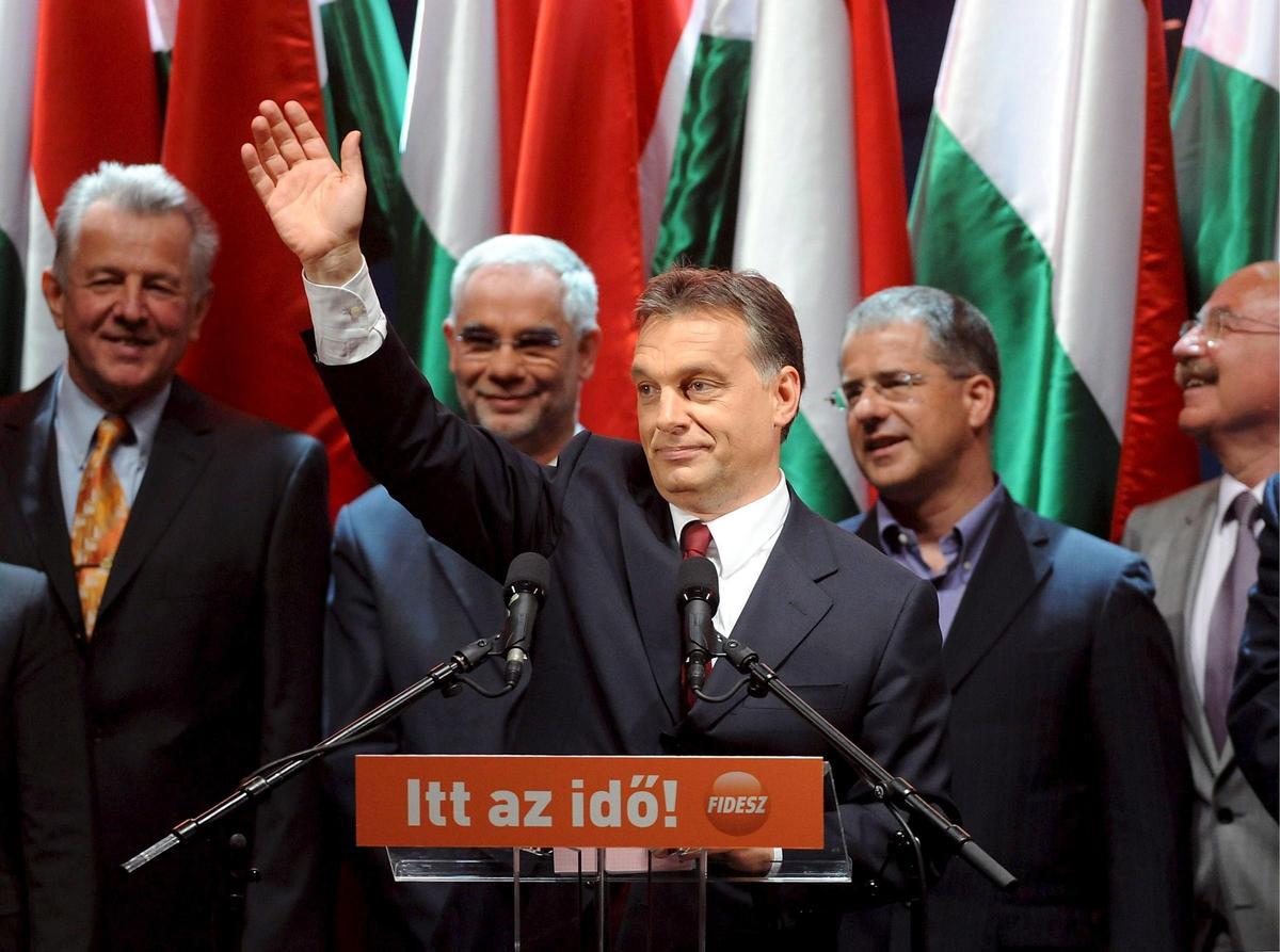 El primer ministro de Hungría, Viktor Orbán, celebra su crucial victoria electoral en los comicios parlamentarios de 2010, que cimentarían su hegemonía.
