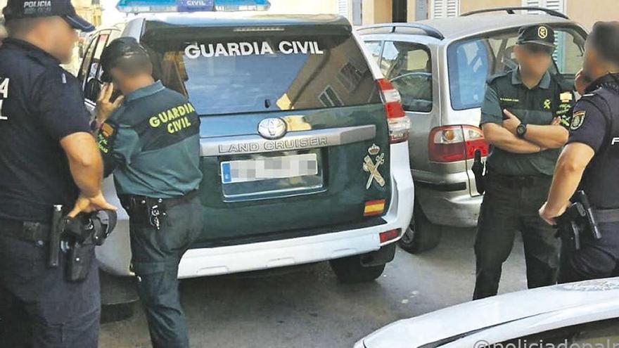 Policías nacionales, locales y guardias civiles respondieron al aviso sobre una agresión a una mujer en la calle Manacor.