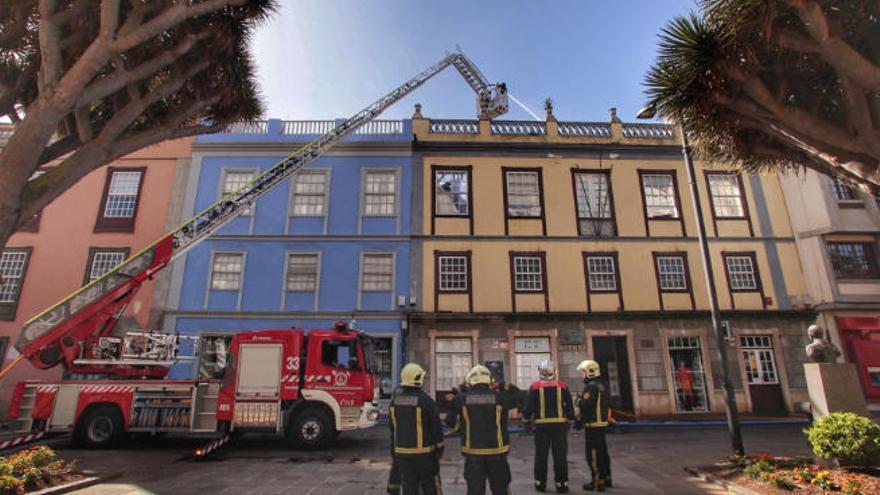 Los bomberos terminan de apagar el fuego declarado en el edificio del Ateneo de La Laguna.