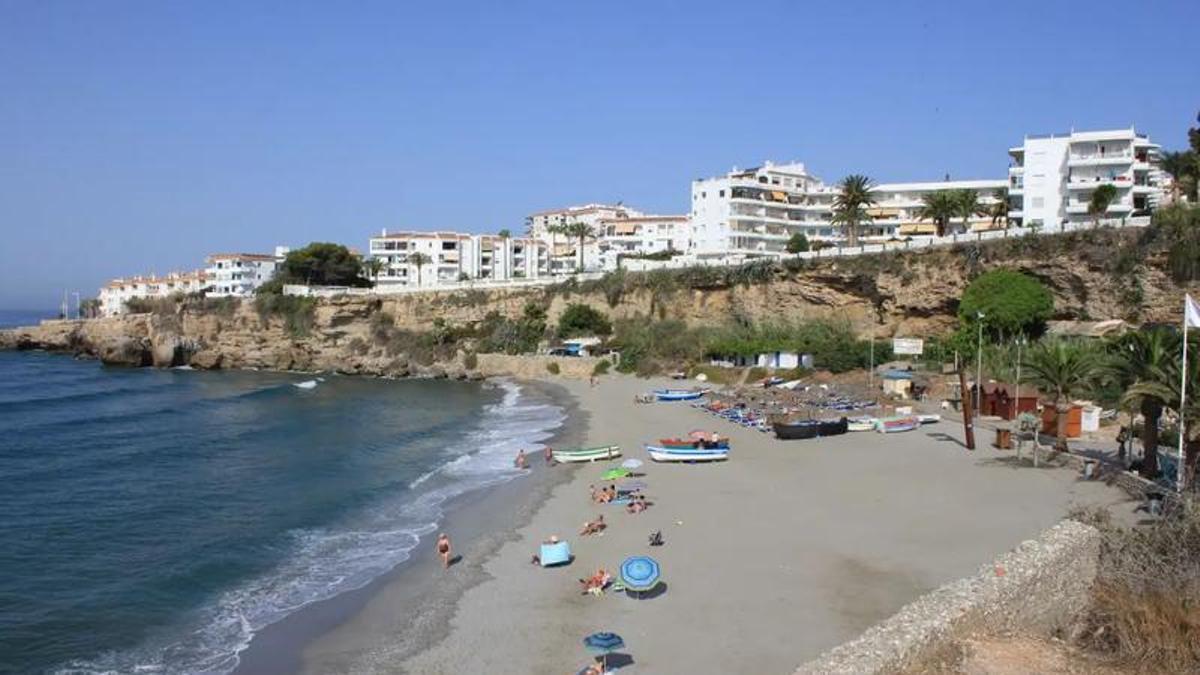Playa de El Salón, en Nerja, una de las calas más auténticas y singulares de Málaga
