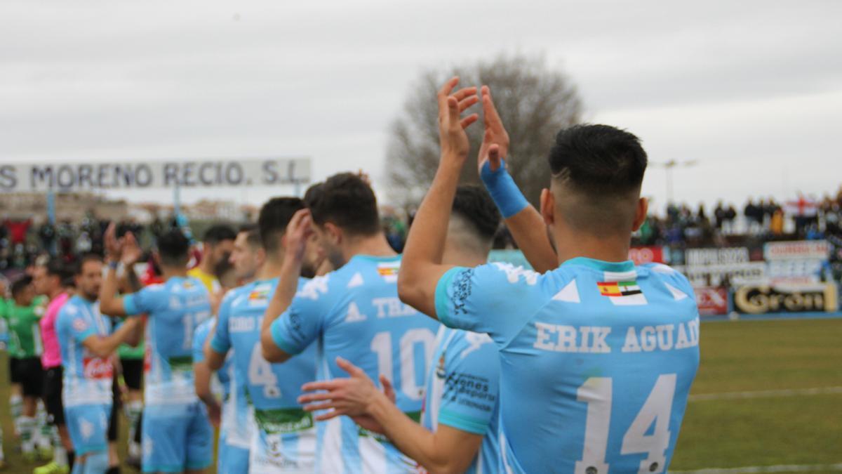 Los jugadores del Coria, aplaudiendo a su afición antes del partido ante el Cacereño.