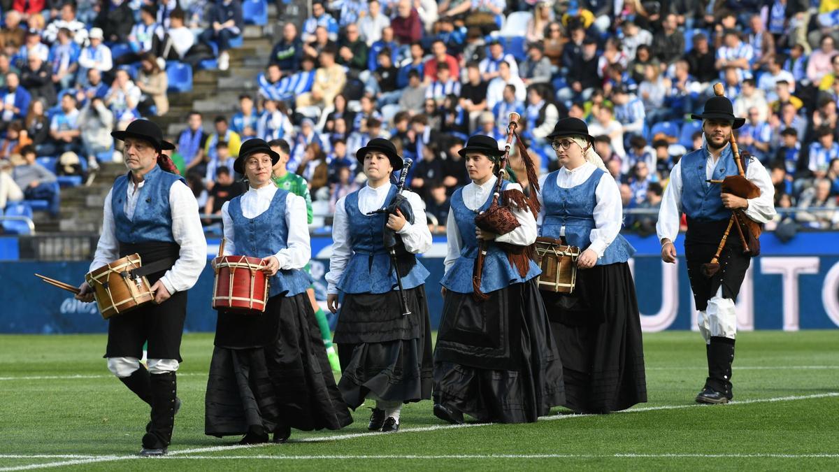El himno de Galicia suena en Riazor ante más de 28.000 aficionados