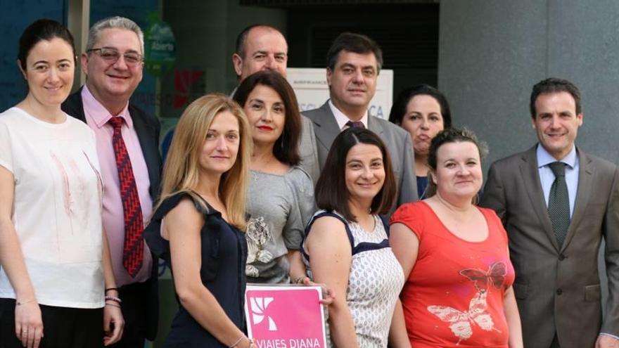 El equipo de Viajes Diana posa junto a la fachada del local ubicado en la calle Bartolomé Pérez Casas.