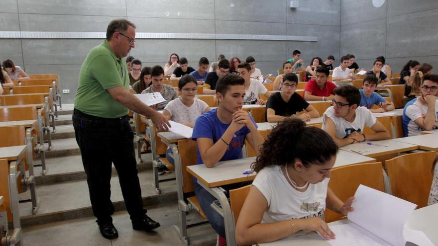 Alumnos haciendo la prueba de selectividad en la UPCT