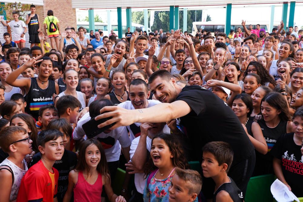 Los invitados a la presentación realizan actividades con los chicos del Campus