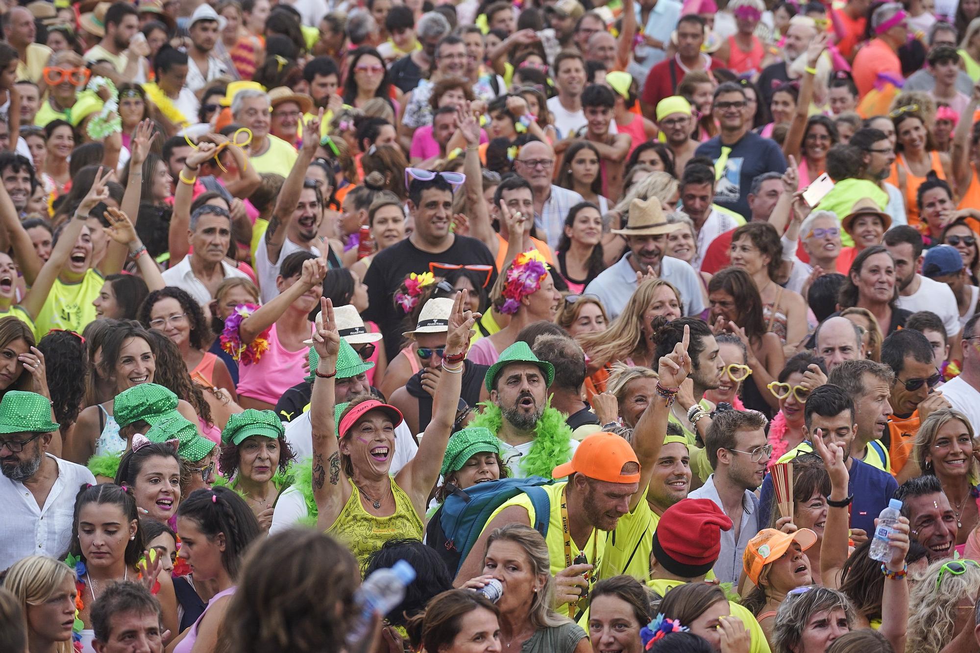 Milers de persones revolucionen Sant Antoni amb la Diverbeach