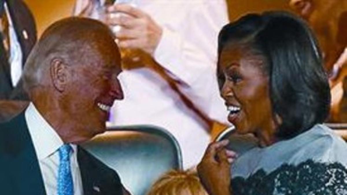 Biden charla con Michelle Obama, el miércoles.