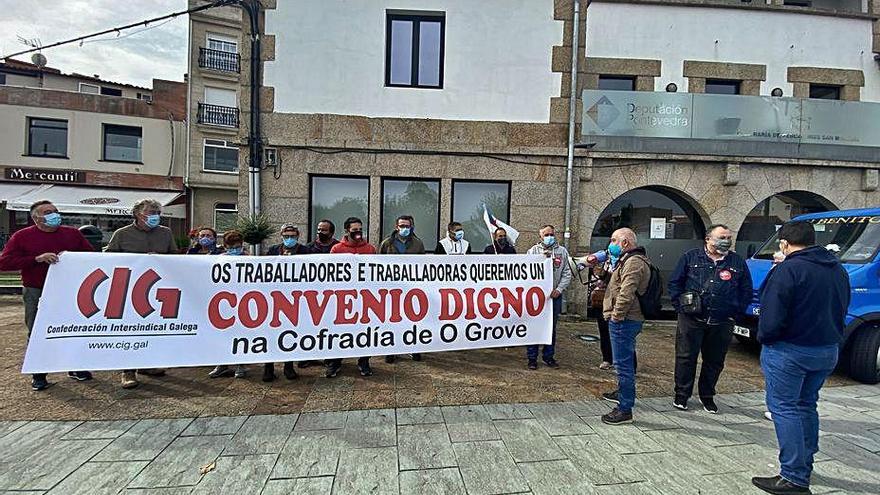 Protesta organizada por el sindicato CIG ante la sede de la cofradía de pescadores San Martiño.