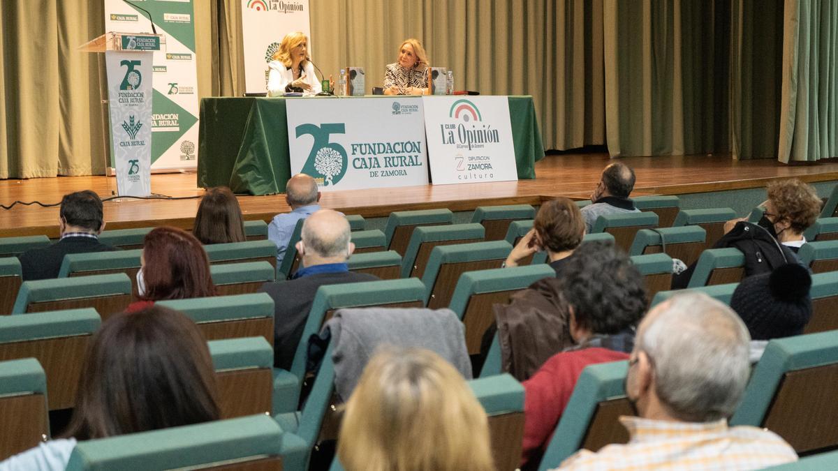 El paraninfo del Colegio Universitario, con la presentación del último libro de Nieves Herrero