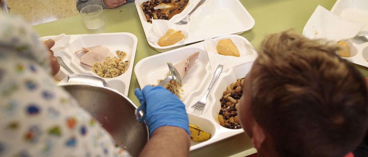 Varios alumnos canarios comen en sus centros escolares.