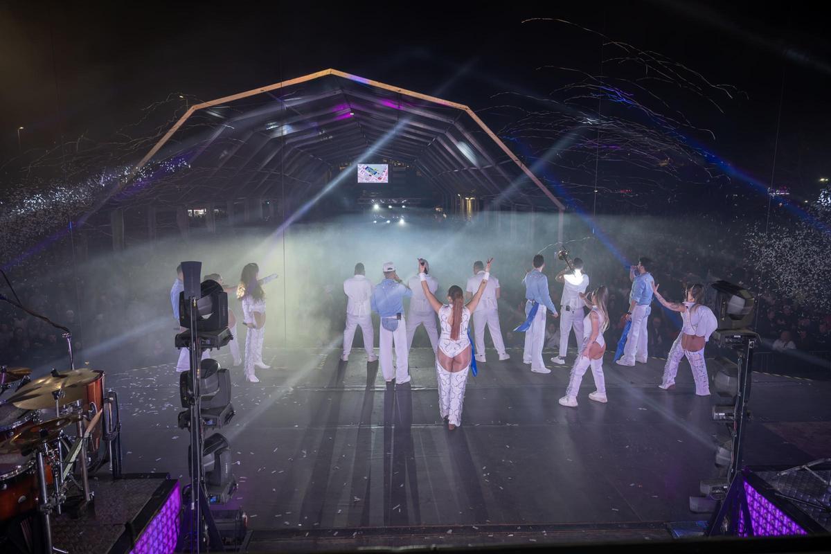Cantantes y bailarines de la orquesta en el escenario