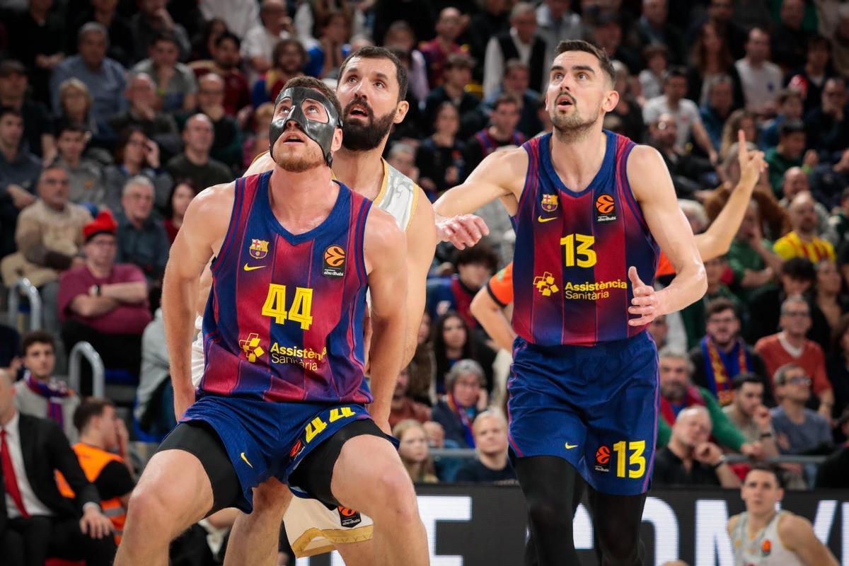 Joel Parra defiende un rebote ante Mirotic