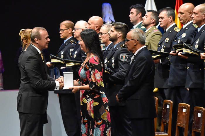 Entrega de Honores y distinciones por el día de ...