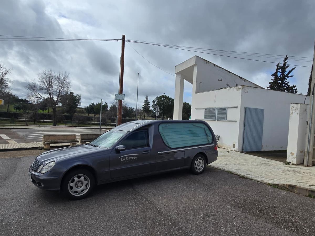 El coche fúnebre ya está en la puerta del tanatorio.