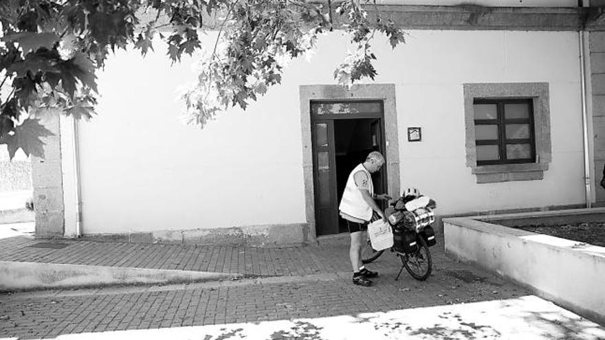 Un visitante recibe información, ayer, en la oficina de turismo.