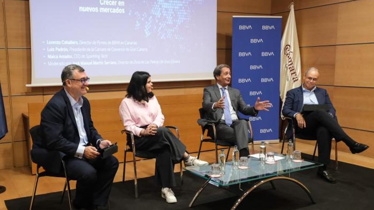 De izquierda a derecha, José Manuel Martín Serrano, Maica Amador, Luis Padrón y Lorenzo Caballero, en el foro