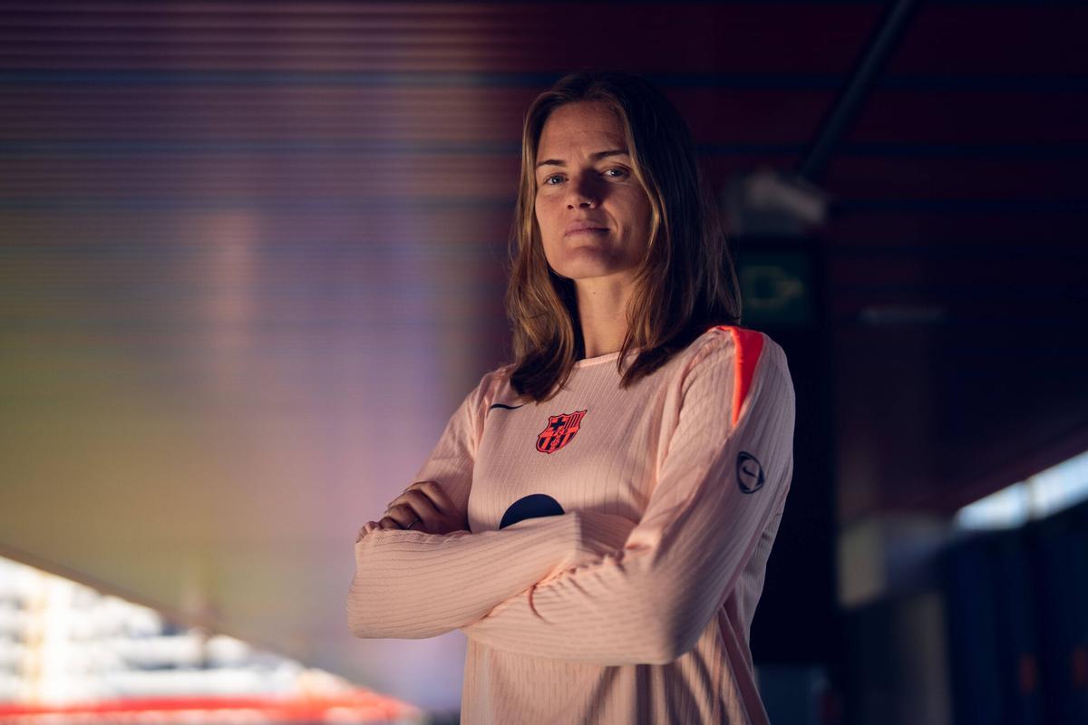 Barcelona, 18/11/2025. DEPORTES. Retratos de Irene Paredes, futbolista del FC Barcelona, durante una sesión fotográfica en las gradas del estadio Johan Cruyff, con motivo de una entrevista. Foto: Zowy Voeten / El Periódico.