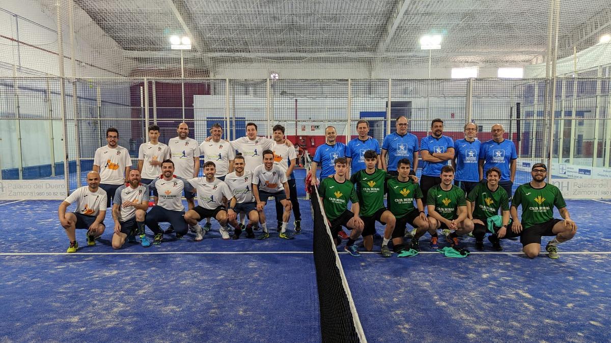 Los equipos de Viriatos Pádel Club y Morales Activa Pádel posan juntos.