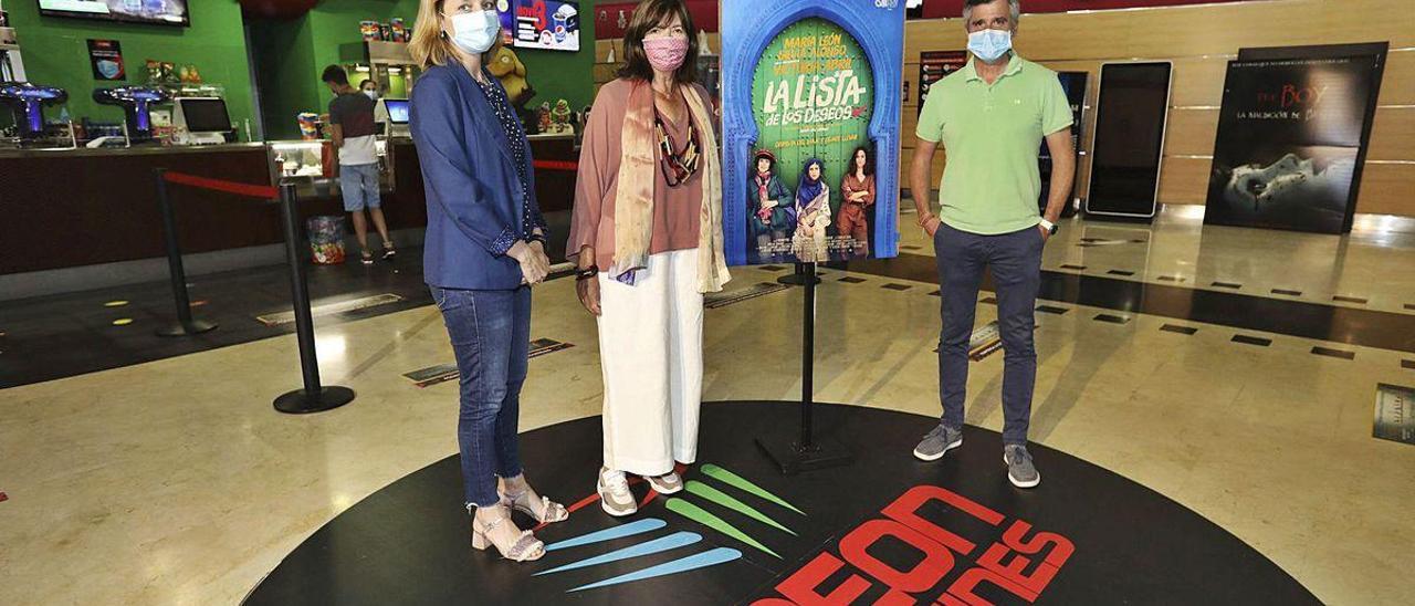 La presentación de la cinta, ayer, en los cines de ParqueAstur. Por la izquierda, Desirée García, Margarita Fuente y Gustavo Sánchez.