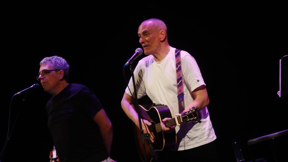 El concierto de Javier Álvarez y Pedro Guerra, en imágenes