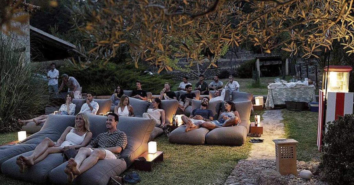 Montar un cine con pantalla grande en el jardín de casa