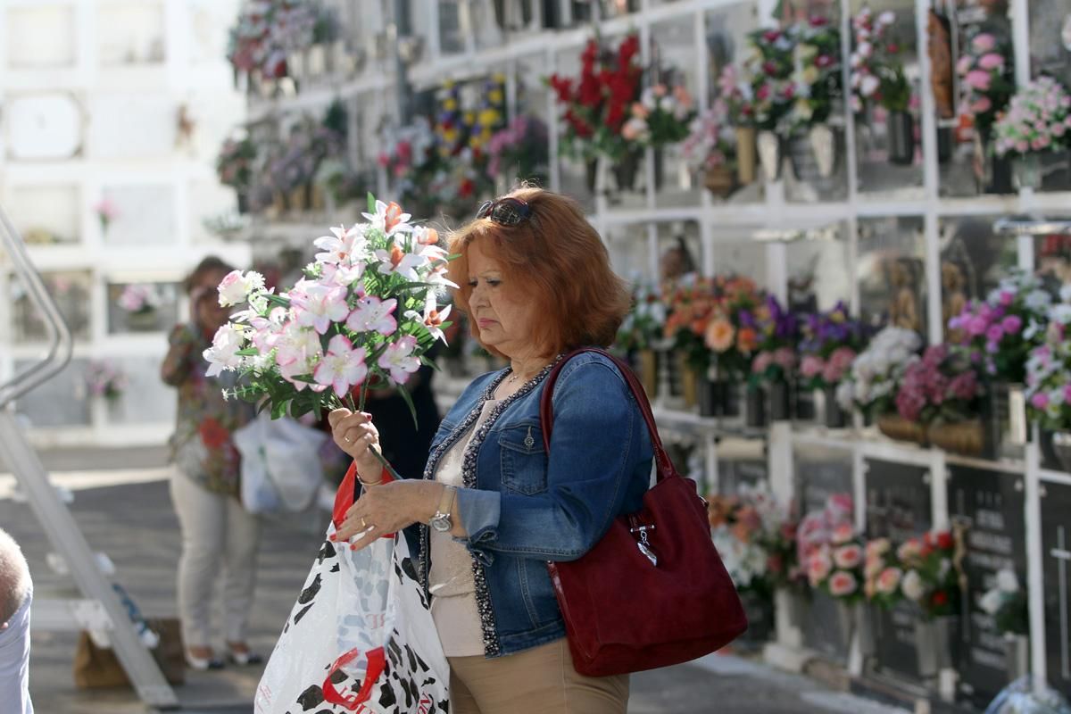 Cientos de cordobeses visitan los cementerios