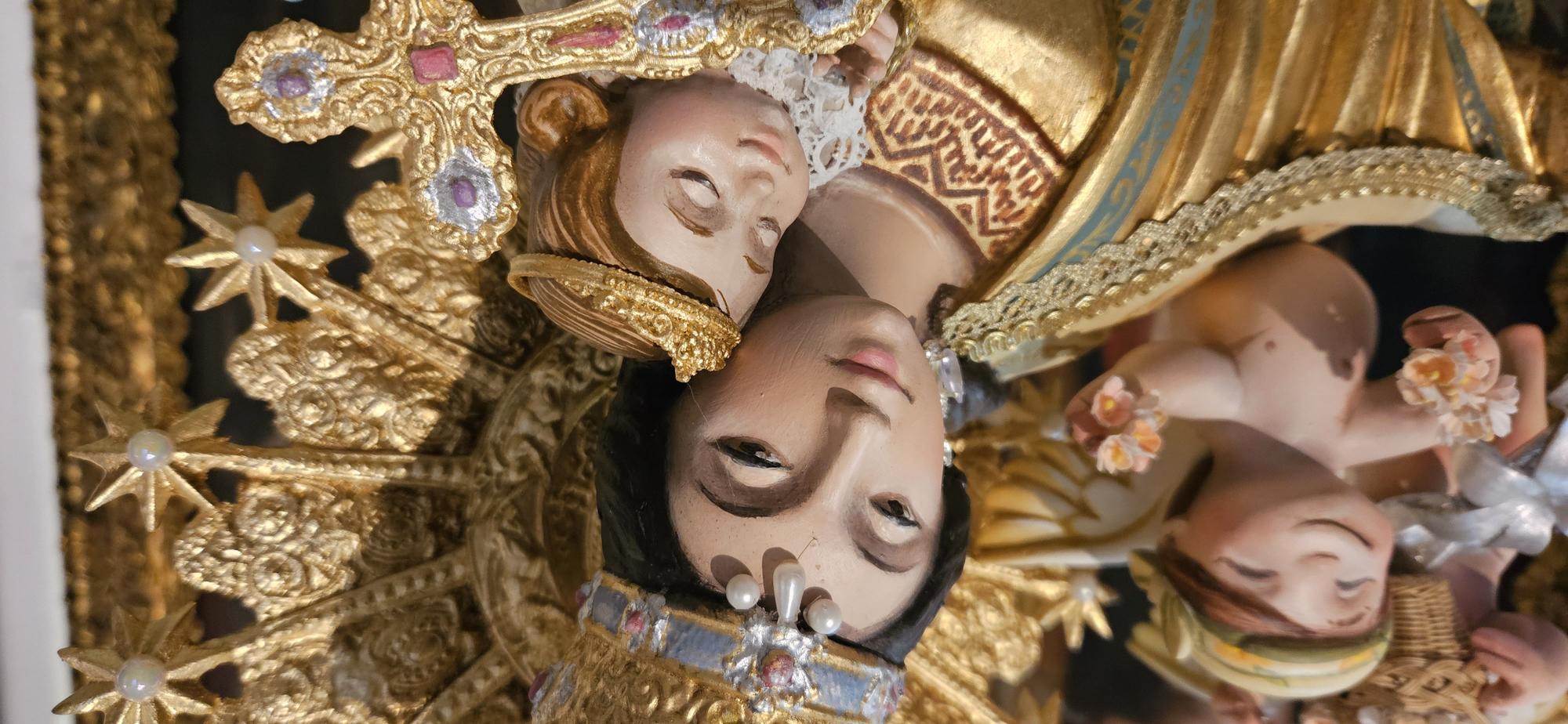 La falla Reina-Paz entrega del "ninot" de la Virgen al Museo de la Basílica