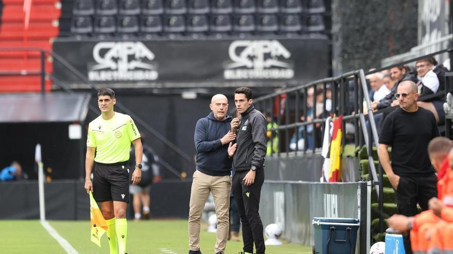Julián Calero, entrenador del Real Oviedo: "Cedimos, nos relajamos, y concedimos, pero hemos sacado los tres puntos"