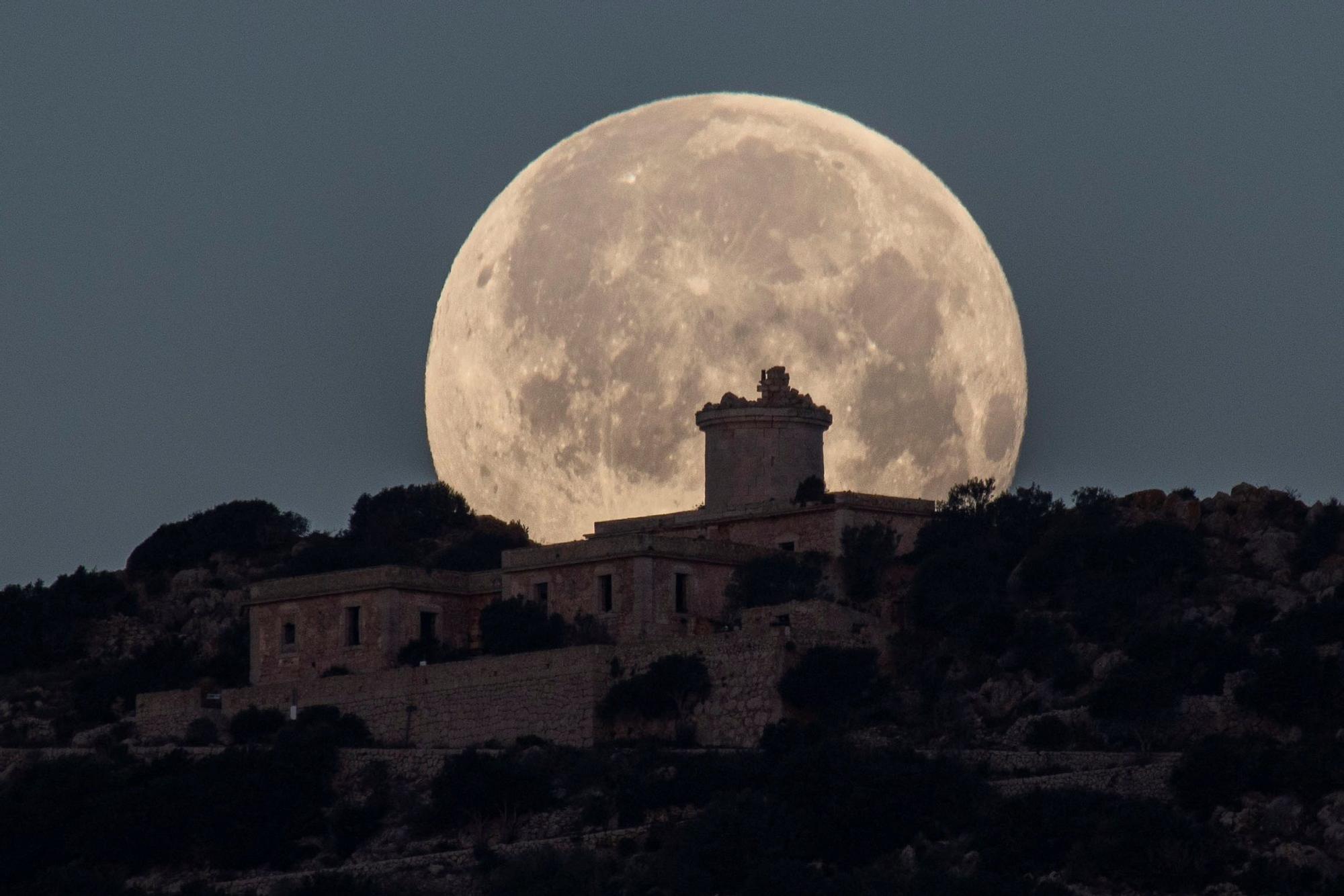 Así se ha visto la luna de nieve desde Mallorca