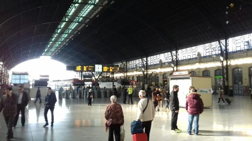 Pasajeros, hoy, en la Estación del Norte.